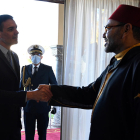 El president del govern espanyol, Pedro Sánchez, saluda al rei del Marrco, Mohammed VI