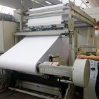 Una bobina de papel en la fábrica de Flaçà.