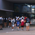 Imagen de archivo de un grupo estudiantes entrando por el acceso principal del instituto Sòl de Riu d'Alcanar.