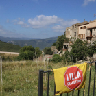 Un cartell denunciant que Lilla s'esquerda, en un punt panoràmic d'aquest poble de la Conca de Barberà.