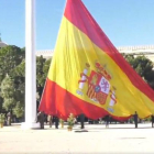 Imagen de la bandera española gigante de la plaza de Colono de MAdrid