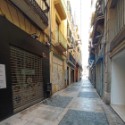 Imagen de la calle de las Galanes con los negocios cerrados, ayer.