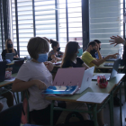 Una profesora dirigiéndose a los alumnos el primer día de clase en el instituto Sòl de Riu d'Alcanar.