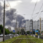 Columnas de humo se elevan sobre un área residencial de Kiev.