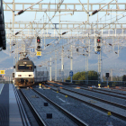 Un tren Talgo entrant a la nova estació de Cambrils del corredor del mediterrani.