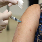 Una dona es vacuna amb doble dosi de grip i covid.