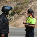 Dos mossos- el motorista y el que para los sancionados- conversando en el control de Lloret.