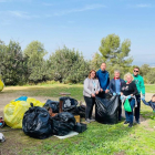 Los participantes en la actividad se dividieron para recoger basura en diferentes zonas del entorno de Sant Pere y Sant Pau.
