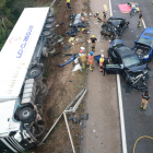 En l'accident s'han vist implicats un camió que ha bolcat i quatre turismes.