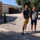 Els arquitectes Albert i Eduard Cuadern davant de les cases de la urbanització Les Valletes.