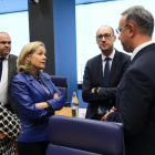 La vicepresidenta del govern espanyol, Nadia Calviño, conversant amb el ministre de finances de Bèlgica i el de Grècia.