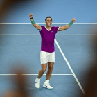 Rafael Nadal celebra después de ganar la final del Grand Slam del Open de Australia contra Daniil Medvedev en el Melbourne Park