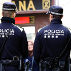 Imatge d'arxiu de dos agents de la Guàrdia Urbana a Barcelona.