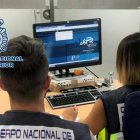 Imatge d'arxiu d'agents de la Policia Nacional controlant un ordinador.