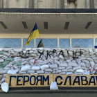 En la imagen, barricada que bloquea el acceso al ayuntamiento de Kovel, con el cartel 'Glòria a los héroes'.