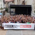 Imatge de família d'alguns dels participants de la Topaketa a Deba, amb una pancarta d'agraïment escrita en basc.