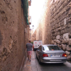 Imatge d'arxiu d'un cotxe circulant per la Baixada del Roser del nucli antic de Tarragona.