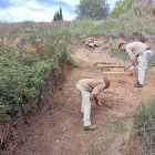 Dos jóvenes realizando labores de mejora en una de las dos rutas naturales junto a los ríos Vallverd y Anguera.