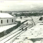 El complejo ferroviario de Xerta en construcción, cubierto de nieve, con presos en el centro de la fotografía.