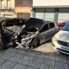 Imatge dels dos vehicles cremats durant la matinada de diumenge a dilluns al Portal Nou.