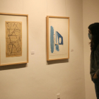 Dues obres de l'exposició 'Papeles Pintados', de Ràfols Casamada, a la sala Portal del Pardo del Vendrell.