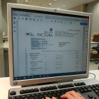Un usuario consultando la factura a través de la Oficina Virtual.