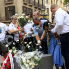 Familiares de las víctimas de los atentados del 17-A depositan los claveles blancos en el memorial plano del Ós de la Rambla.