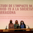 Inés Solé, Jéssica Cantos y Neus Gimeno, durante la presentación del informe sobre el impacto de la covid-19 en la ciudad.