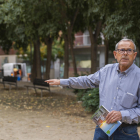Josep Machado explica que los vecinos llevan años reclamando que se arregle la plaza.