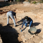 Arqueólogos trabajando en el yacimiento Puig Pelós de Cunit.