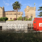 Imagen de la locomotora que chocó con el tren de viajeros en Vila-seca.