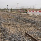 Ya se han retirado las vías del tren en el tramo que atraviesa en la calle de Barenys.