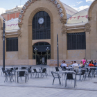 Imatge d'arxiu de dues terrasses de la plaça Corsini de Tarragona.
