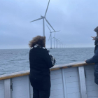 La consellera Jordà i la secretària d'Acció Climàtica durant la visita al parc eòlic offshore de Middelgrunden, situat davant la costa de Copenhagen