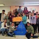 Fotografía de familia después de la entrega del cheque.