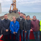 Representantes del Ayuntamiento de Deltebre y de Puertos después del primer dragado de la bocana del Ebro en 2019.