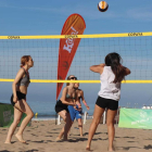 Imagen de competidoras durante el KDM Beach Volley.