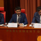 El vicepresident de la Generalitat, Jordi Puigneró, al centre, i el director general de Polítiques de Muntanya i del Litoral, Jesús Fierro, a l'esquerra, compareixent a la Comissió d'estudi sobre la protecció del delta de l'Ebre al Parlament.
