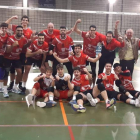 L'equip del CV Sant Pere i Sant Pau celebrant la victòria contra el CV San Roque.