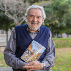 Joan Noguera amb el llibre on desgrana un centenar de llegendes tarragonines.