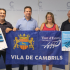 El alcalde de Cambrils, Oliver Klein, la regidora de Deportes, Natàlia Pleguezuelos, el presidente de Viento de Estrop, Carles Anguera, y el coordinador de la escuela del club, Eloi Giménez.