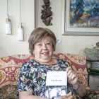 La escritora tarraconense con su nuevo libro 'Cua de vaca' (Ganzell ed.).