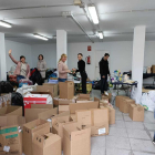 Membres de la comunitat ucraïnesa a Tarragona s'han encarregat de lcassificar les donacions.