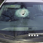 Un automóvil con el parabrisas roto presuntamente por la acción de una piedra lanzada por un joven desde un puente del AP-7