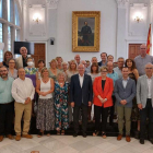 Imatge de grup dels docents amb l'alcalde i la vicealcaldessa de Reus.
