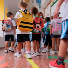 Imatge d'arxiu d'un grup de nens a punt d'entrar a classe.