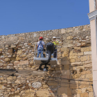 Obras de mantenimiento en la muralla romana de Tarragona, el verano pasado.