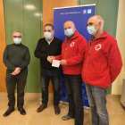 Imatge de la donació dels 3.000 euros de l'Ajuntament de la Selva del Camp a la Creu Roja.