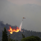Imagen de las tareas de extinción de un helicóptero al incendio d'Artes aaquest dimeres.