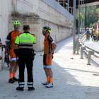 Los Mossos d'Esquadra hablan con los compañeros de los ciclistas fallecidos en Castellbisbal.
